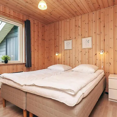 12 Person In Lokken-by Traum