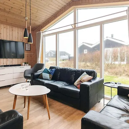 12 Person In Lokken-by Traum