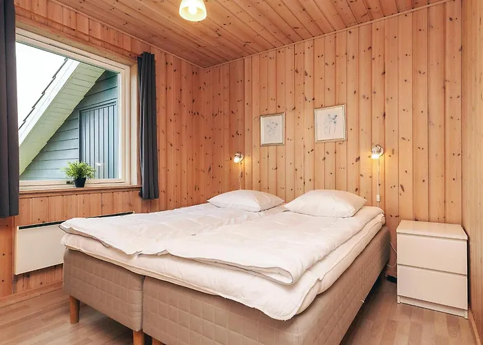 12 Person In Lokken-by Traum